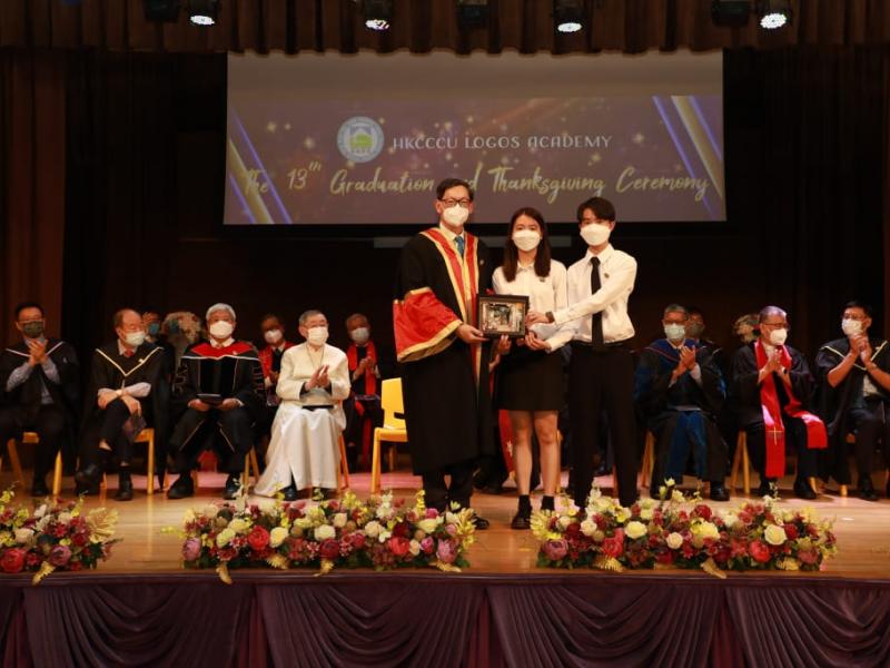 2022-06-25 The 13th Graduation and Thanksgiving Ceremony - Presentation of Souvenirs