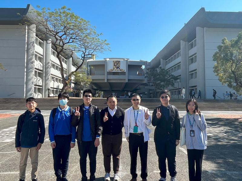 Students interviewing CUHK mathematician professor